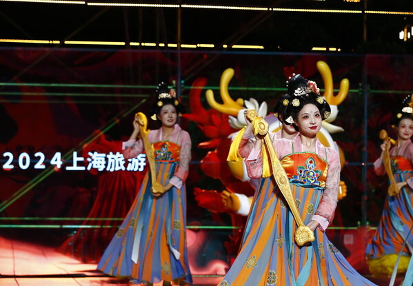 Girls from the Luoyang Institute of Culture and Tourism's Hanfu Performance Art Troupe performed "Blossoming Ruyi" with ruyi scepters. (PRNewsfoto/Shanghai Municipal Administration of Culture and Tourism)