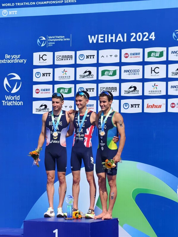 The top three winners of the men's elite group at "Guangwei Cup" 2024 World Triathlon Championship Series Weihai receive the awards (PRNewsfoto/CRI Online)