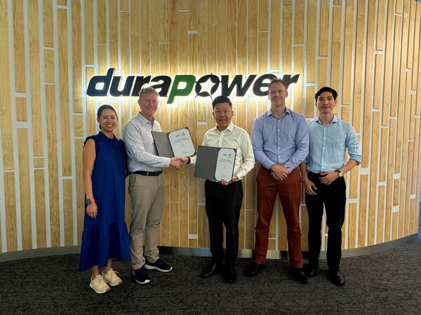 Representatives from ARCC and Durapower formalise a partnership in driving Australia forward with a landmark battery and zero-emission bus business venture