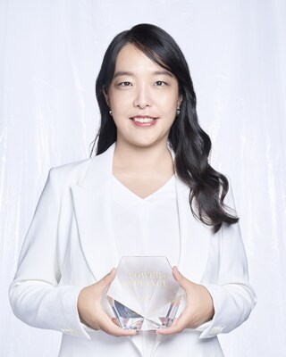 Sachiko Nakajima receiving Clé de Peau Beauté's Power of Radiance Awards 2025