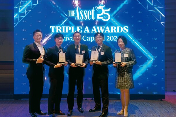 CUB won four awards from The Asset. SEVP Kevin Hu (middle), EVP Robert Fuh (second from right), SVP Bonnie Huang (first from right), and SVP Ben Yu (second from left) attended the award ceremony in Hong Kong. (PRNewsfoto/Cathay United Bank)