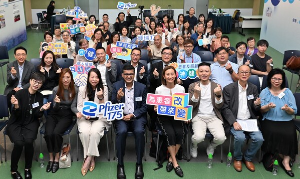 After the Health & Well-being Forum, all participants, including speakers, gathered for a group photo with representatives of patient organizations, patients, caregivers as well as Pfizer Hong Kong colleagues.