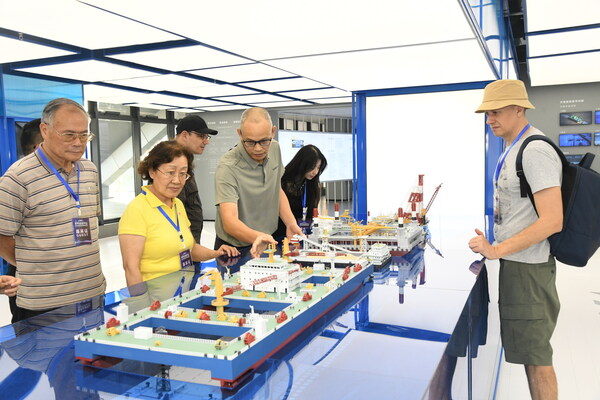 The delegation visits the western artificial island of the Shenzhen-Zhongshan Link.