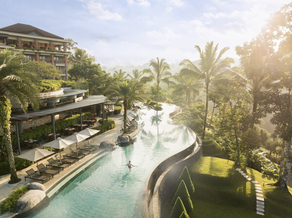 Kolam renang infinity air hangat sepanjang 89-m di Padma Resort Ubud