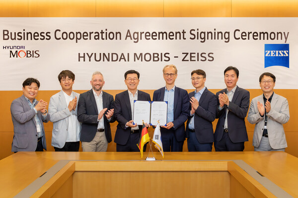 Hyundai Mobis recently signed a Business Cooperation Agreement(BCA) with German company ZEISS for the joint development of the ‘Holographic Windshield Display' at its technical research center in Yongin, Gyeonggi-do. Jung Soo-kyung, Executive Vice President and Head of Automotive Electronics Business Unit at Hyundai Mobis (fourth from left), and Dr. Bernhard Ohnesorge, Member of the Management Board Shared Production Unit at ZEISS (fifth from left), pose for a commemorative photograph.