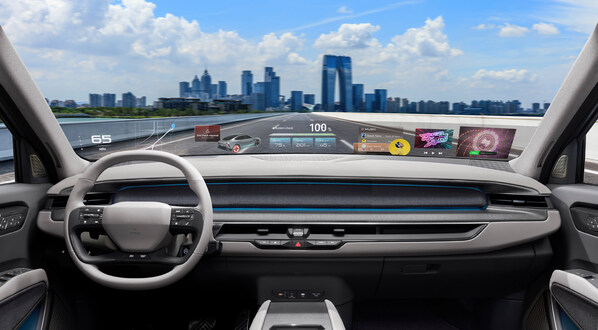 ‘Holographic Windshield Display’ unfolds like a panorama across the transparent windshield, displaying various driving information, navigation, and infotainment content. It provides an unobstructed, open feeling while allowing drivers to check multiple pieces of information without taking their eyes off the road, contributing to safer driving.