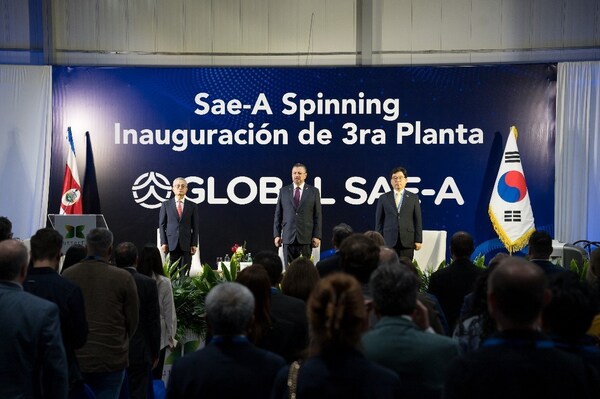 From left to right: WK Kim, Chairman of Global Sae-A; President Rodrigo Chaves; and Keun Seok Jeon, South Korean Ambassador to Costa Rica at the opening ceremony of Sae-A Spinning’s third spinning mill.
(Photo courtesy of Global Sae-A)