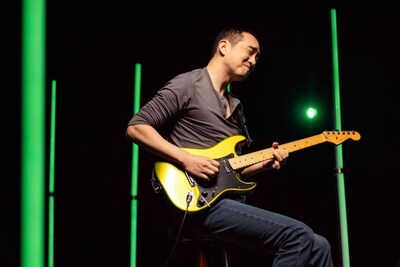 顾忠山 Lawrence Ku 演奏 Fender 美产第二代超极系列 AMERICAN ULTRA II Stratocaster 耀斑金色