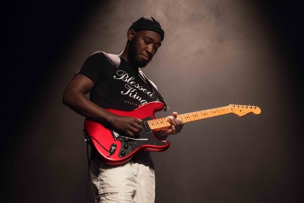 Isaiah Sharkey 演奏 American Ultra II 美产第二代超极系列 Stratocaster HSS 魔鬼红色