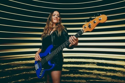 Annie Clements 演奏 Fender American Ultra II 美产第二代超极系列 Jazz Bass 尊雅蓝色