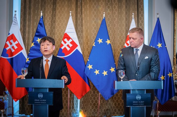 Hyundai Mobis President Lee Gyu Suk (photo: left) and Slovak Prime Minister Robert Fico (photo: right) attended the signing ceremony on the 15th at the Slovak Government Office.