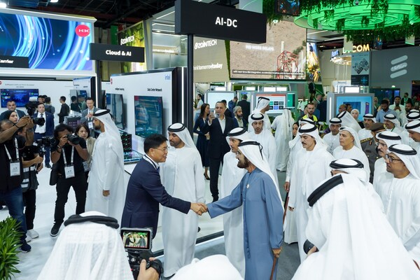 H.H. Sheikh Mohammed Bin Rashid Al Maktoum, Vice-President and Prime Minister of the UAE, visits H3C booth (PRNewsfoto/H3C)