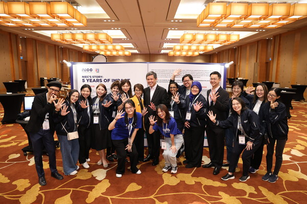 Mrs Loke-Yeo Teck Yong, NIEC Director & Chief Executive Officer, Mr Chan Chun Sing, Minister for Education, Mr Eugene Leong, NIEC Chairman, Deputy Secretary (Policy) at the Ministry of Education, with staff and students of NIEC (from left to right).