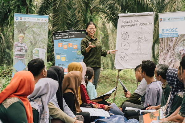 Smallholder farmers undergoing training on regenerative agriculture (PRNewsfoto/Musim Mas Holdings)