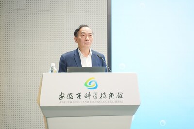 上海科普教育发展基金会副理事长袁正宏致辞