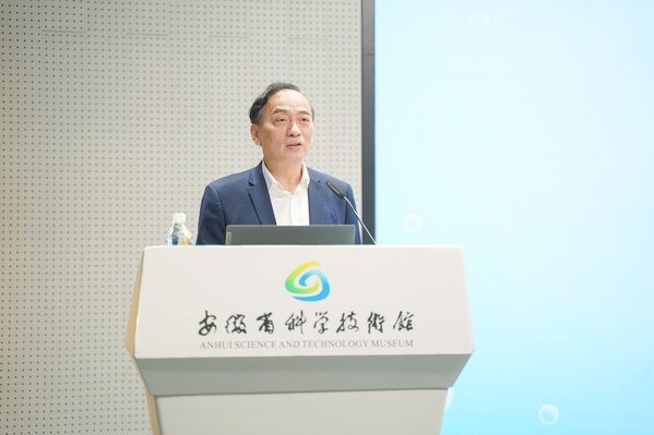 上海科普教育發(fā)展基金會副理事長袁正宏致辭