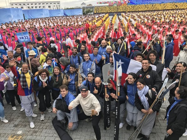 圖片2：第十三屆鄭州國(guó)際少林武術(shù)節(jié)暨中國(guó)鄭州國(guó)際少林武術(shù)大賽開(kāi)幕式10月19日在武術(shù)之鄉(xiāng)鄭州登封隆重舉行