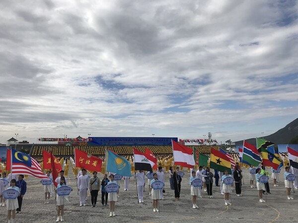 圖片3：第十三屆鄭州國(guó)際少林武術(shù)節(jié)暨中國(guó)鄭州國(guó)際少林武術(shù)大賽開(kāi)幕式10月19日在武術(shù)之鄉(xiāng)鄭州登封隆重舉行