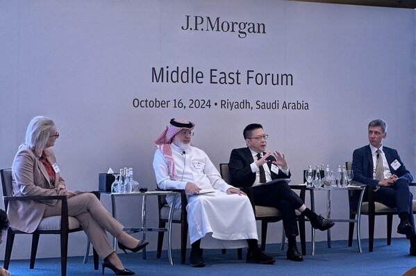 Taiwan Stock Exchange Chairman Sherman Lin (second from right) participated in the J.P. Morgan Riyadh Forum.