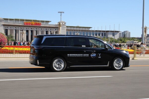 Media delegates arrive at the Beijing venue in Voyah electric vehicles. (PRNewsfoto/xinhuanet)