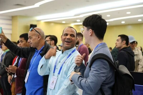 Khaled Moussa, a media official from Oman, commends the energy transition initiatives at the CHN Energy Control Center.