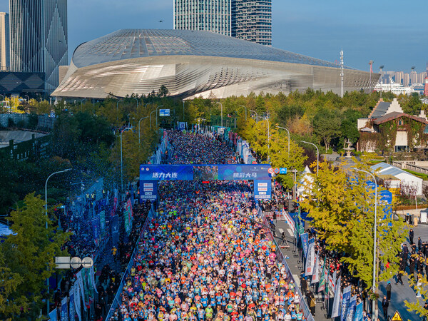 The 34th Dalian Marathon witnessed 30,000 participants start the race at the sound of the starting gun.