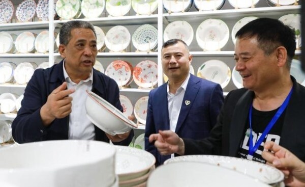 Photo shows media representatives visit the Haoduobao's 2-yuan product area and warehouse exhibition area. (Photo provided by Linyi)