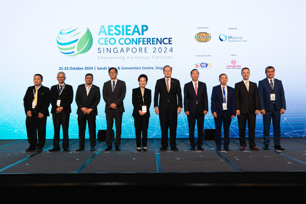 AESIEAP Executive Committee members with Ms Leong Wai Leng, Chairman of SP Group (fifth from left) and Dr Tan See Leng, Singapore’s Minister for Manpower and Second Minister for Trade & Industry (sixth from left)