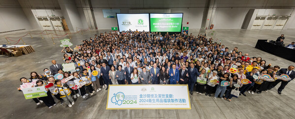 A total of 350 volunteers from Sands China and four community groups work together to build more than 30,000 hygiene kits for global charity Clean the World at The Venetian Macao Thursday.