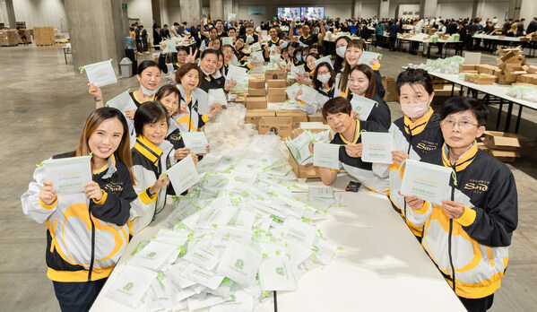 A total of 350 volunteers from Sands China and four community groups work together to build more than 30,000 hygiene kits for global charity Clean the World at The Venetian Macao Thursday.