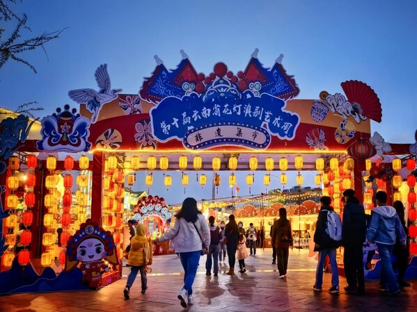 Photo provided by the publicity department of CPC Qujing Municipal Committee shows the intangible cultural heritage marketplace during the 10th Yunnan Huadeng and Dian Opera Art Week.