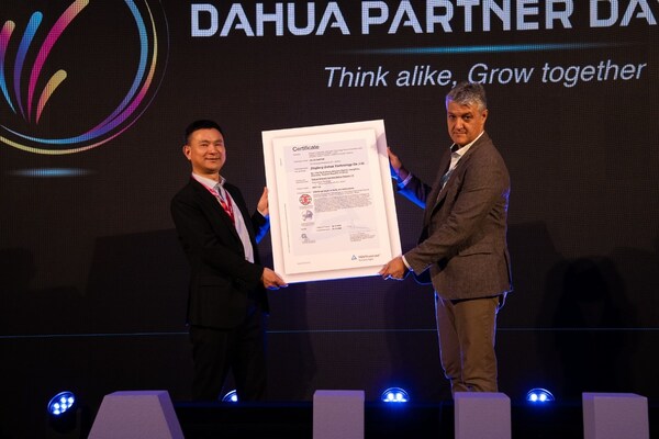 Kevin Chen, President of Dahua WEU, receiving the CC EAL 3+ Certificate from Xavier Vilarrubla, CEO of Brightsight (PRNewsfoto/Dahua Technology)