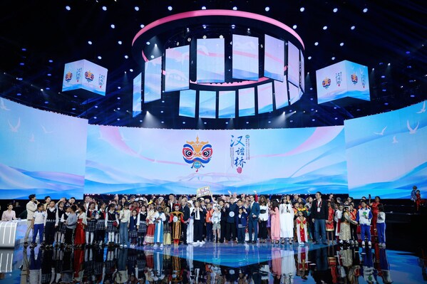 Contestants of the 4th “Chinese Bridge” Chinese Show for Foreign Primary School Students Finals pose for photos