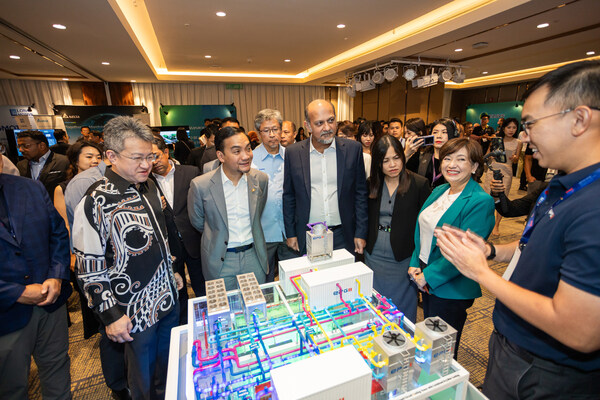 From left to right: Deputy Minister of MITI YB Liew Chin Tong, Chief Minister of Johor YAB Dato' Onn Hafiz Bin Ghazi, Minister of Digital YB Gobind Singh Deo, and Deputy Minister of Communications YB Teo Nie Ching, accompanied by GDS International CEO Jamie Khoo, view the supplier exhibition booths at the GDS International Data Center Supply Chain Ecosystem Summit 2024.