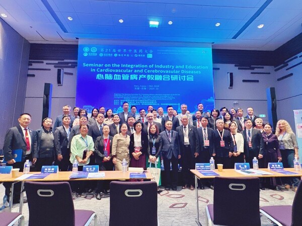 (Group Photo at the Seminar on the Integration of Industry and Education in Cardiovascular and Cerebrovascular Diseases)