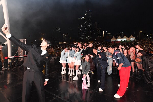 In a heartwarming finale, performers joined the audience on stage for a farewell and a commemorative self-group photo, capturing a shared moment of unity and concluding the event with a special touch.