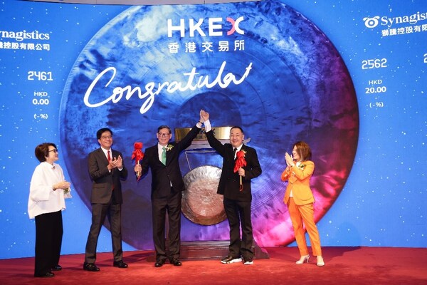 Mr. Clement Lee, Chairman of Synagistics (second right), and Dr. Norman Chan, Chairman of HK Acquisition Corporation (third left), hit the gong at today’s listing ceremony.