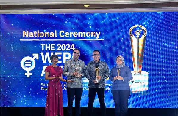 Andika Dwi Saputra (second from right), Head of ESG & Sustainability Evermos, receiving the 2024 UN Women WEPs Awards in Jakarta, October 29, 2024.