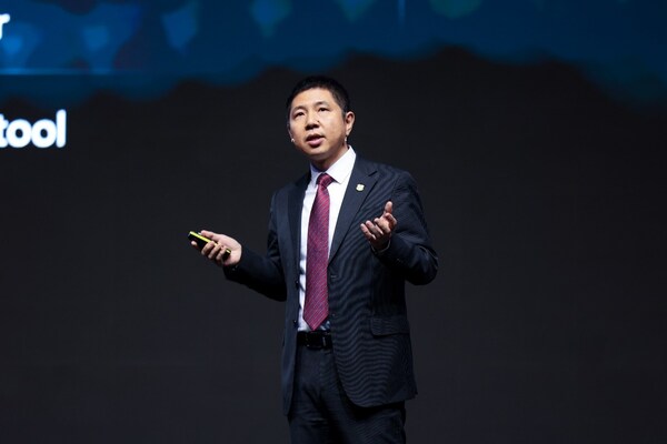 Leon Wang, President of Huawei's Data Communication Product Line, delivering a speech at UBBF 2024 (PRNewsfoto/Huawei)