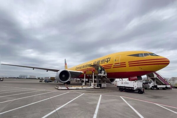 DHL與中州航空雙涂裝貨機