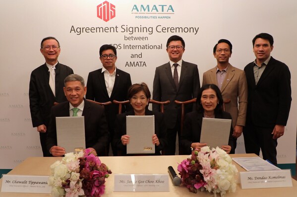 Jamie Khoo, CEO of GDS International signs the agreement with Dendao Komolmas, CFO of AMATA Corporation and Chawalit Tippawanich, CEO of AMATA U Co., Ltd. Witnessed (from left to right) by Vikrom Kromadit, Chairman of AMATA; Teerawut Charoensuk, Deputy Governor of IEAT; William Huang, Chairman of GDS International; Kongwut Yodpayung, Assistant Governor of IEAT; and Weerapong Duangpiboon, Director of Amata city Chonburi Industrial Estate, IEAT.