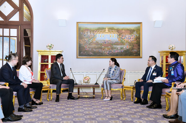 From left to right: Jimmy Yu, SVP of GDS International; Jamie Khoo, CEO of GDS International; William Huang, Chairman of GDS International; Paetongtarn Shinawatra, Prime Minister of Thailand; Narit Therdsteerasukdi, Secretary General of BOI; and Jirayu Houngsub, Government Spokesperson (PRNewsfoto/GDS International)