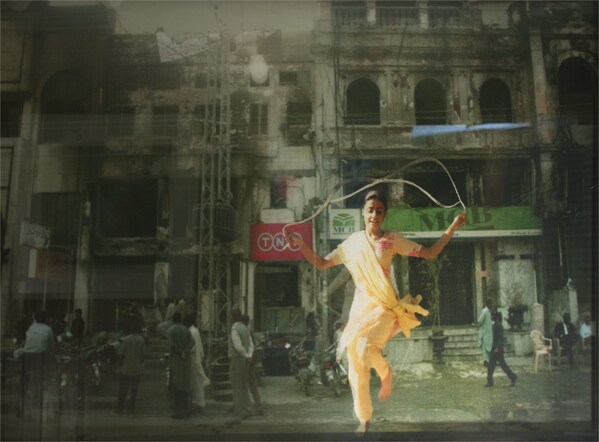 Farida Batool ， Nai Reesan Shehr Lahore Diyan （ 2006 ） ，立体印刷， 81 x 162厘米， Naazish Ata-Ullah系列，由艺术家提供。