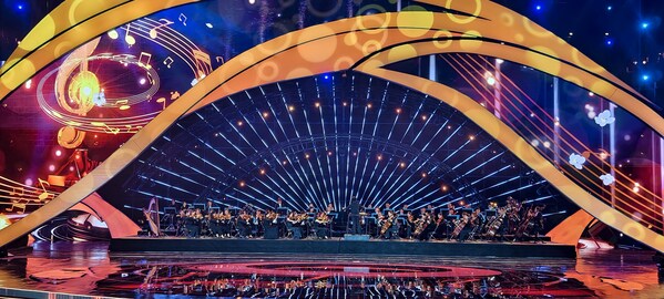 Photo shows a grand show staged after the closing ceremony of the Yangtze River Cultural and Artistic Season on Nov. 4, 2024 in Yichang City, central China's Hubei Province.