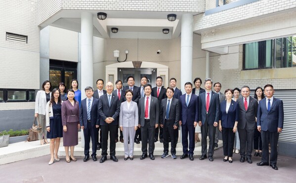 Ms Wang Yuyan, Deputy Party Secretary, Head of the Organization Department of the CPC Shandong Provincial Committee and her delegation visit Lingnan University to establish closer cooperation in research and talent cultivation.