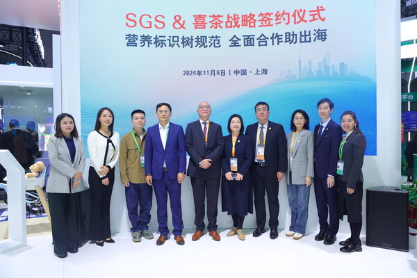 SGS&喜茶戰(zhàn)略簽約儀式合影：SGS全球業(yè)務(wù)開發(fā)副總裁Charles Ly Wa Hoi（左五）、中國區(qū)總裁郝金玉（左六）、SGS中國區(qū)農(nóng)產(chǎn)食品部總經(jīng)理王劍先生（右四）、SGS中國區(qū)農(nóng)產(chǎn)食品部全國技術(shù)總監(jiān)馮小清（右三）、SGS中國區(qū)農(nóng)產(chǎn)食品部華南區(qū)總監(jiān)潘敏堯（右二）、喜茶品質(zhì)管理總經(jīng)理?xiàng)畲翰ㄏ壬ㄗ笏模?、喜茶公共傳播中心總?jīng)理程浩（左三）、喜茶食品法規(guī)總監(jiān) 王瑋（左二）