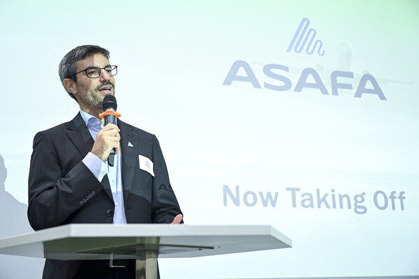 Encik Fabrice Espinosa, Ketua Pegawai Eksekutif Asia Sustainable Aviation Fuel Association (ASAFA), berucap di pelancaran rasmi di Singapura, yang menarik perhatian kira-kira 200 orang.

Foto: Edwin Koo untuk ASAFA