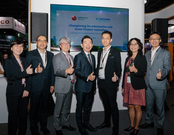 [Centre right] Mr. Ted Chen (CEO, Evercomm), [Centre left] Mr. Tony Yang (CEO, CTBC Bank), and representatives from the Kaohsiung City Government, and the Industrial Technology Research Institute (ITRI).