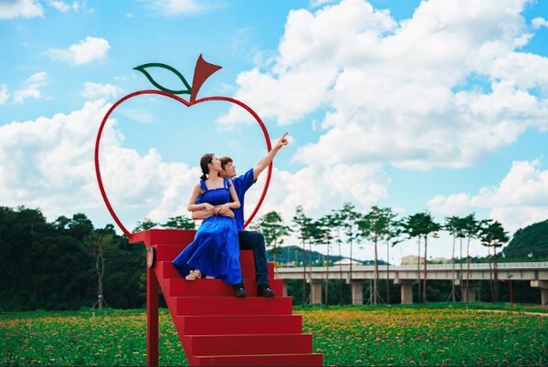 ▲ Cheongsong (1): International couple and YouTubers Sujeong Choo and Kevin taking snapshots at Cheongsong’s “Oxygen Cafe.” Image provided by Arirang International Broadcasting.