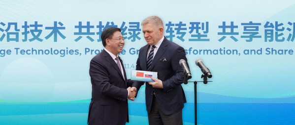 Slovak Prime Minister Robert Fico meets Chairman of Gotion High-Tech Li Zhen (PRNewsfoto/Gotion High-tech)